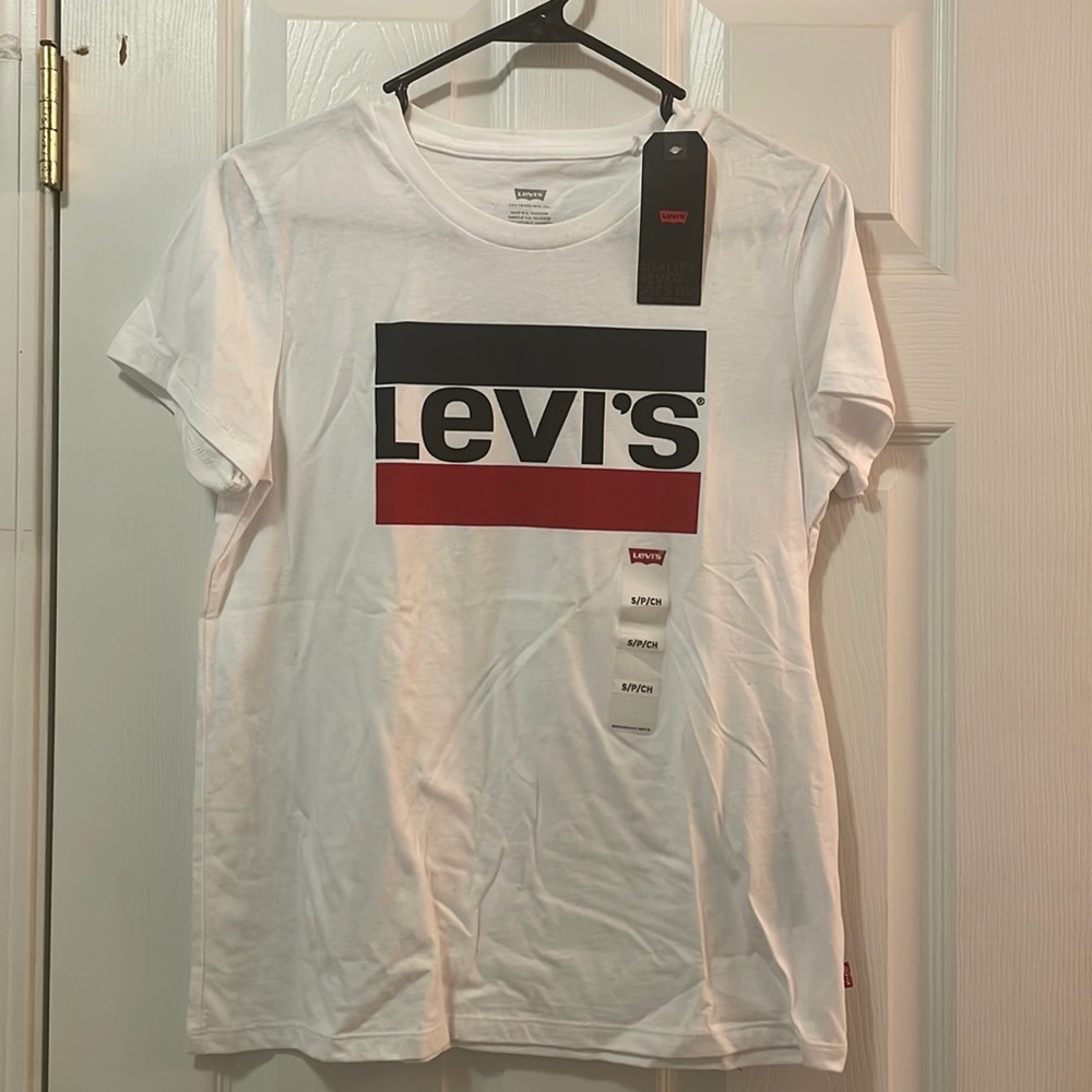 Levi’s womens tee , size S, NWT